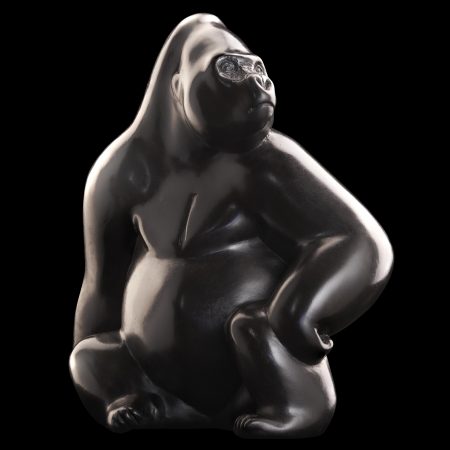 Picture of a bronze sculpture representing a bear made by artist Michel Bassompierre, currently on show at Galerie Montmartre, Paris, France
