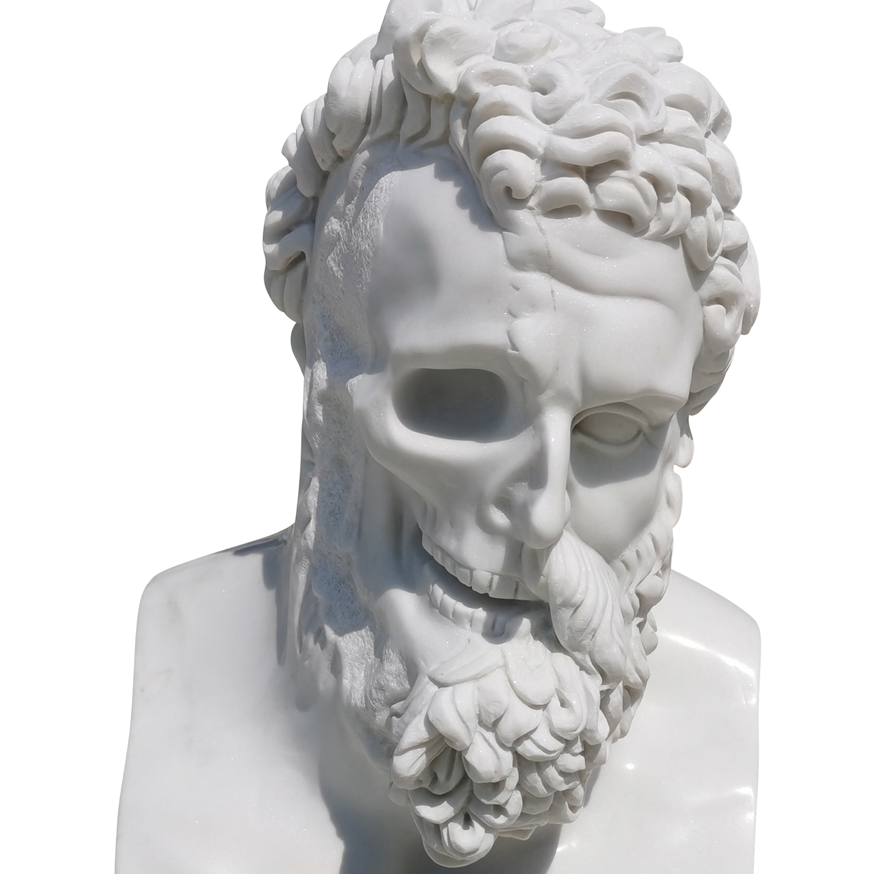 Cette image est une sculpture de l'artiste Léo Caillard, intitulée "Vanité Hercule". Cette pièce de 50 cm, réalisée en marbre blanc représente un buste du dieu Hercule, dont l'autre moitié de visage est un crâne. Vous pouvez retrouver cette pièce à la Galerie Montmartre à Paris, France.