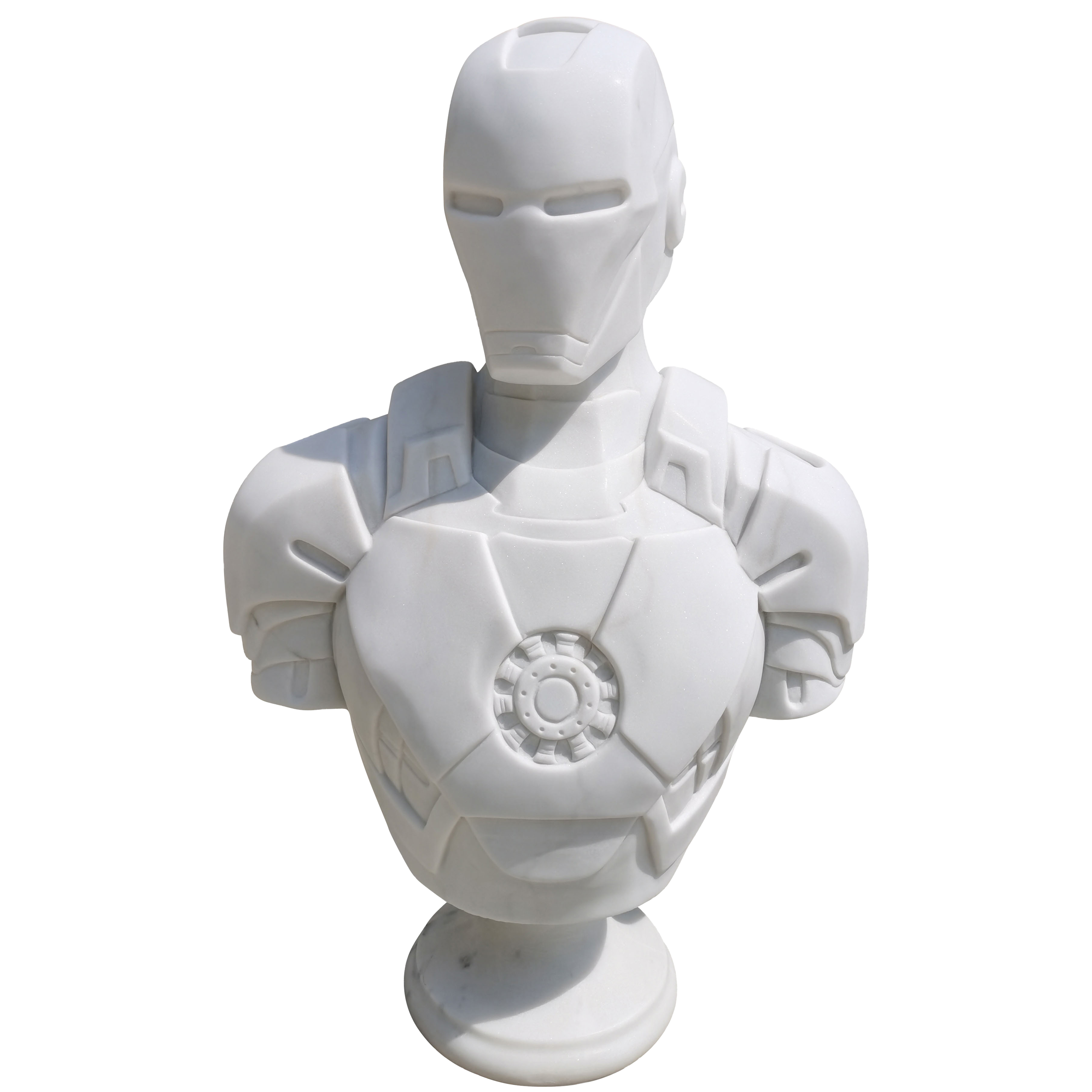 Cette image est une sculpture de l'artiste Léo Caillard, intitulée "The Stone Iron Man". Cette pièce de 90 cm, réalisée en marbre blanc représente un buste en armure du héros Marvel, Iron Man avec son casque. Vous pouvez retrouver cette pièce à la Galerie Montmartre à Paris, France.
