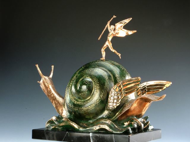 Cette image représente une sculpture de l'artiste Salvador Dalí intitulée "Snail and the Angel". Réalisée en bronze à la cire perdue