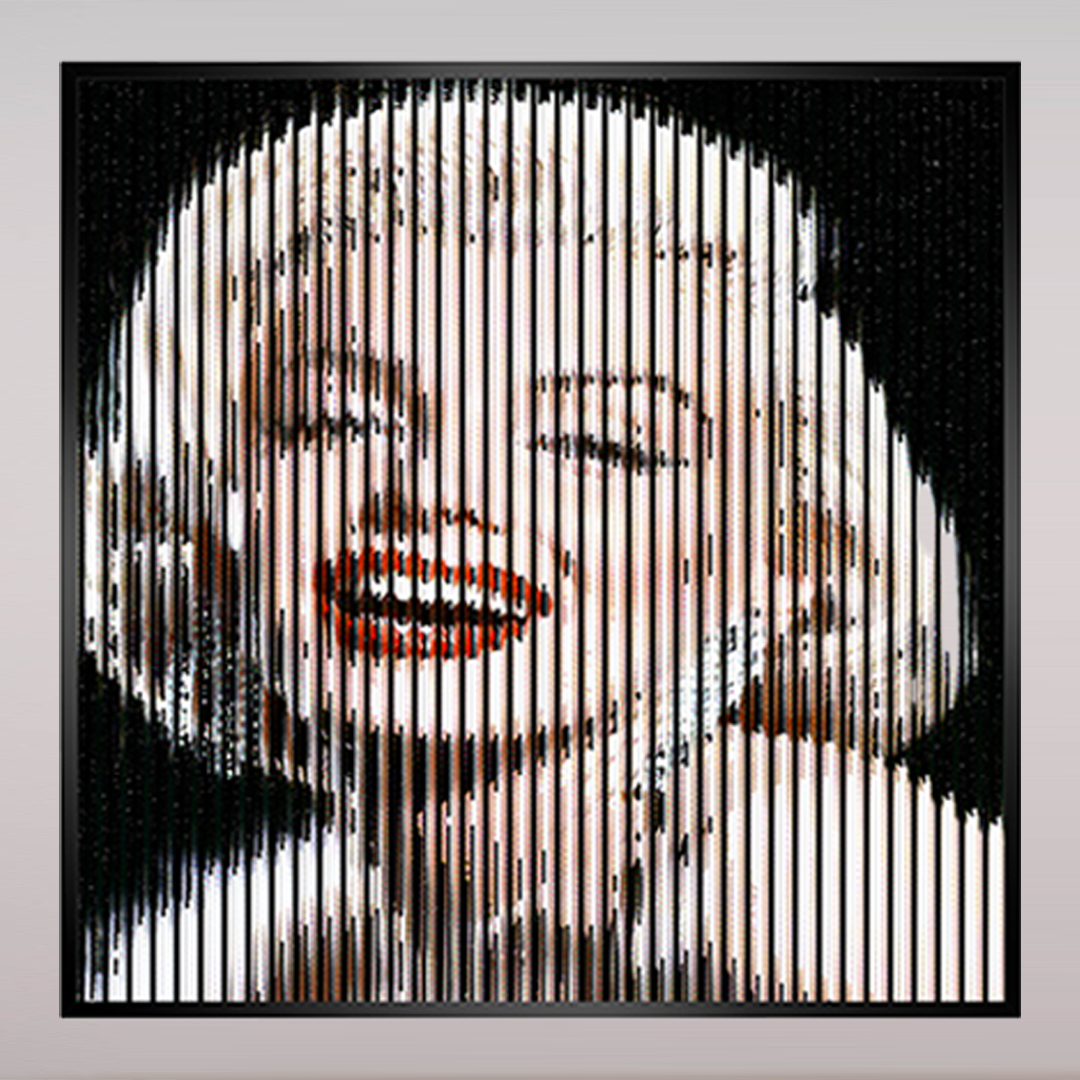 Cette image représente un tableau cinétique de l'artiste Patrick Rubinstein, intitulée "La Blonde Décomposée". Il s'agit d'une pièce unique. On y retrouve Marilyn Monroe sous différentes facettes en fonction du point de vue du spectateur. Technique mixte avec des paillettes noires et mesurant 113 x 113 cm.