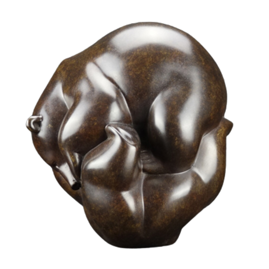 Cette image représente la sculpture de l'artiste Michel Bassompierre intitulée Le Jeu n°2. On y voit deux oursons l'un sur l'autre en train de jouer ensemble. Cette sculpture est faite en bronze à la cire perdue.