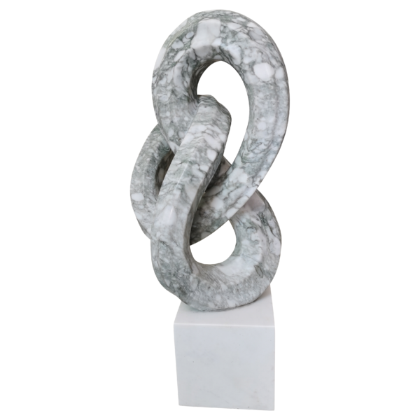 Cette image est une sculpture de l'artiste Léo Caillard, intitulée "Stone Infinity". Cette pièce unique de 70 cm, réalisée en marbre vert représente le signe de l'infini. Vous pouvez retrouver cette pièce à la Galerie Montmartre à Paris, France.