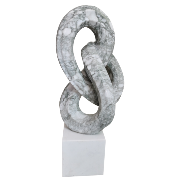 Cette image est une sculpture de l'artiste Léo Caillard, intitulée "Stone Infinity". Cette pièce unique de 70 cm, réalisée en marbre vert représente le signe de l'infini. Vous pouvez retrouver cette pièce à la Galerie Montmartre à Paris, France.
