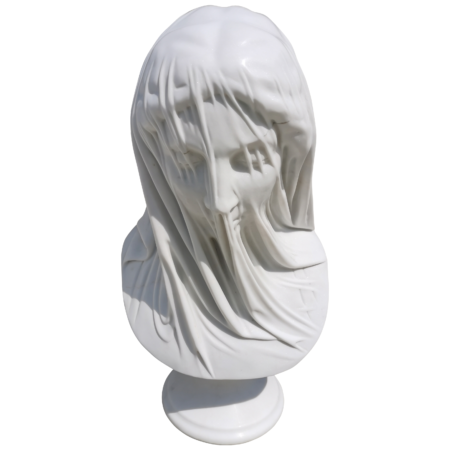 Cette image est une sculpture de l'artiste Léo Caillard, intitulée "Vénus au Voile". Cette pièce de 50 cm, réalisée en marbre blanc représente un buste de la déesse Vénus, donc le visage est recouvert d'un voile. Vous pouvez retrouver cette pièce à la Galerie Montmartre à Paris, France.