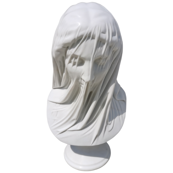 Cette image est une sculpture de l'artiste Léo Caillard, intitulée "Vénus au Voile". Cette pièce de 50 cm, réalisée en marbre blanc représente un buste de la déesse Vénus, donc le visage est recouvert d'un voile. Vous pouvez retrouver cette pièce à la Galerie Montmartre à Paris, France.