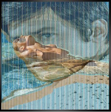 Cette image représente une œuvre cinétique de l'artiste Patrick Rubinstein, intitulée La Piscine. Cette pièce unique représente la facette principale sur les trois visibles, avec Alain Delon et Romy Scheider dans la piscine. Elle mesure 112 × 5 × 73 cm et est exposée à la Galerie Montmartre à Paris, France.