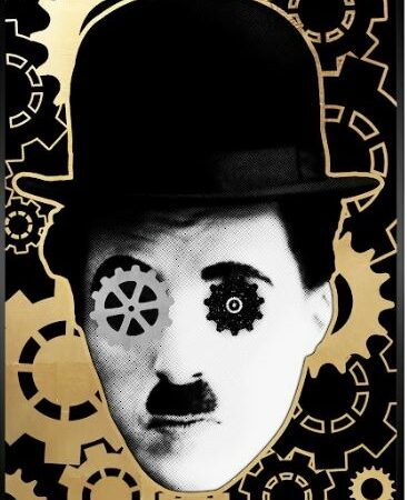Cette image représente une œuvre cinétique de l'artiste Patrick Rubinstein, intitulée "Chaplin Times". Cette pièce unique représente la facette principale sur les trois visibles, inspirée de Charlie Chaplin. Elle mesure 112 × 5 × 73 cm et est exposée à la Galerie Montmartre à Paris, France.