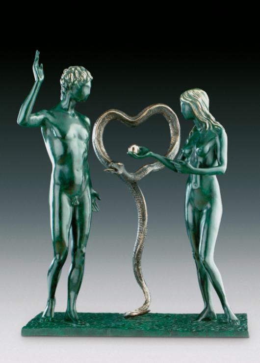 Cette image représente une sculpture de l'artiste Salvador Dalí et s'intitule Adam et Eve. Elle est réalisée en bronze à la cire perdue de couleur verte et dorée. Elle représente Adam et Eve séparé par un serpent en forme de cœur, Eve tient une pomme dans la main qu'elle tend à Adam . Elle mesure 52 cm et est exposée à la Galerie Montmartre à Paris, France.
