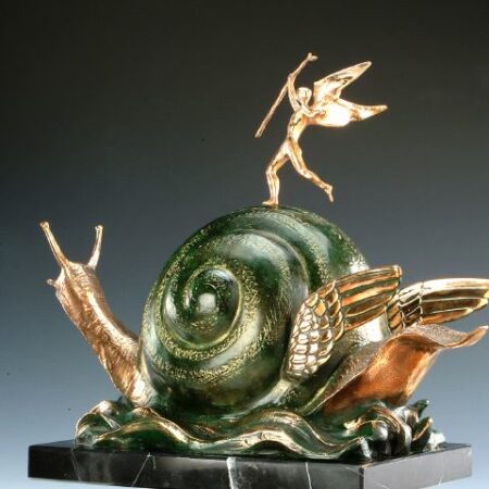 Cette image représente une sculpture de l'artiste Salvador Dalí intitulée "Snail and the Angel". Réalisée en bronze à la cire perdue, de couleurs vertes et dorée, on y retrouve un escargot avec des ailes et un ange triomphant sur sa coquille. Elle mesure 44 cm et est exposée à la Galerie Montmartre à Paris, France.