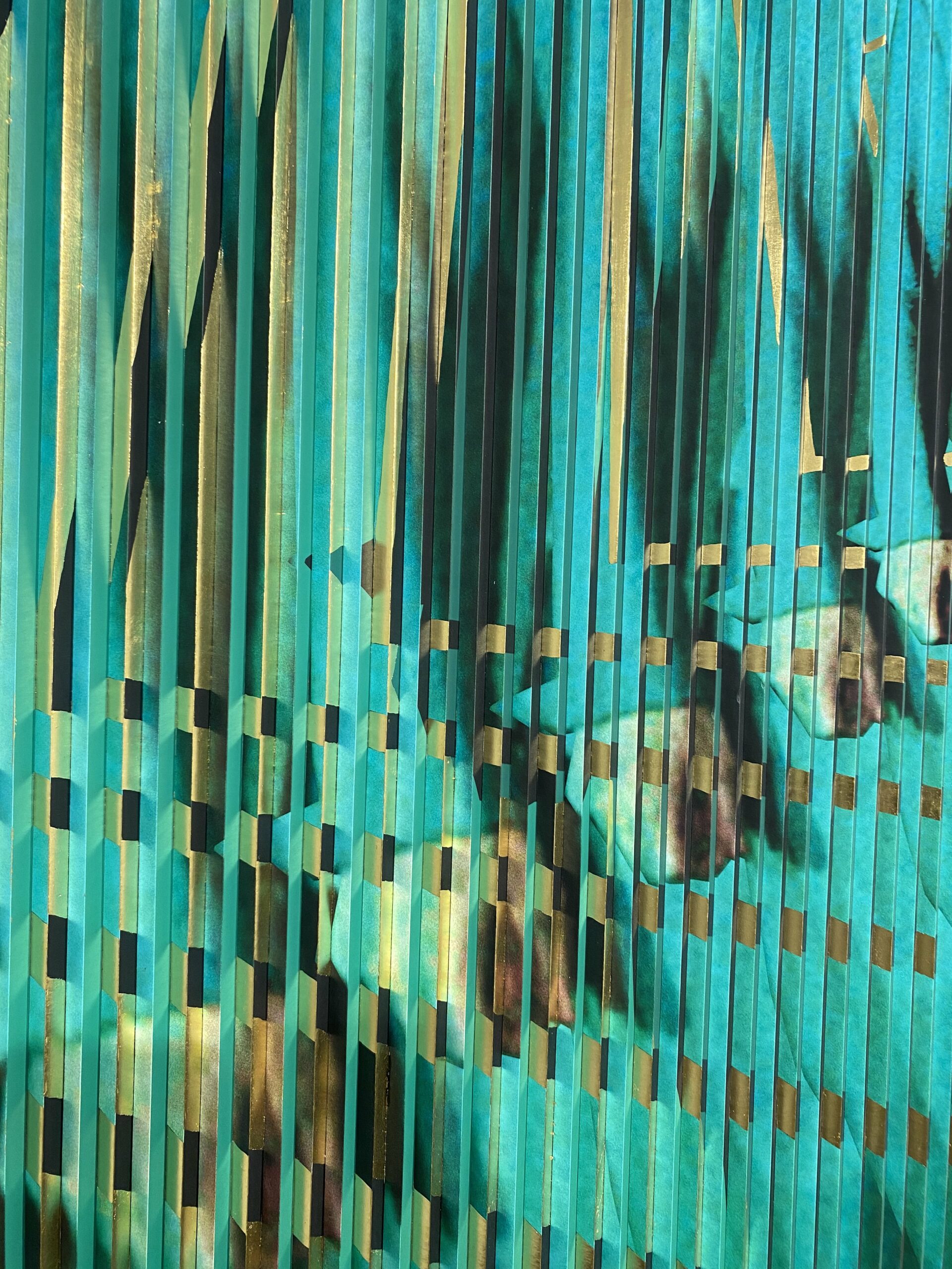 Cette image est une photo de détail du tableau de l'artiste Patrick Rubinstein, intitulé Vertigo. Exposé à la Galerie Montmartre à Paris, France.