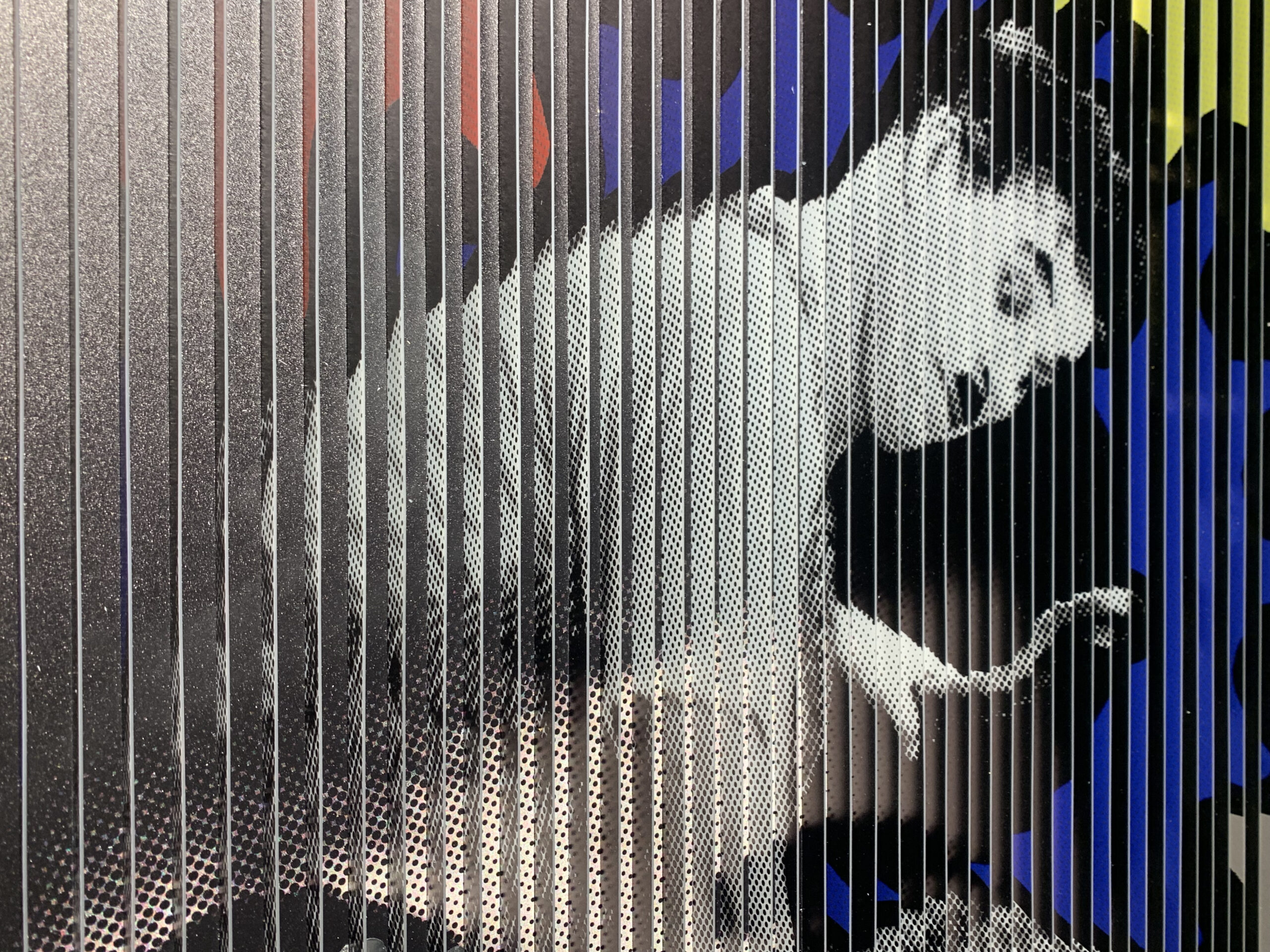 Cette image est une photo de détail du tableau de l'artiste Patrick Rubinstein, intitulé Chaplin Times. Exposé à la Galerie Montmartre à Paris, France.