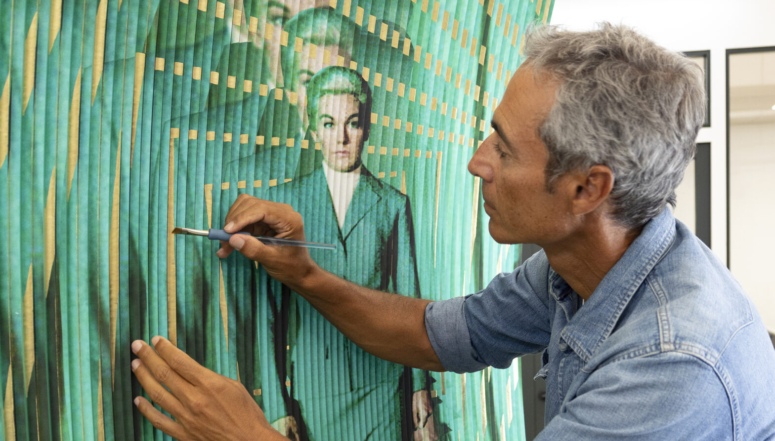 Cette image représente l'artiste Patrick Rubinstein en train de travailler sur son œuvre Vertigo. Photo de Connaissance des Arts.