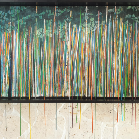 Cette image est un tableau intitulé "Dentro Del Bosque", réalisé par l'artiste Luz Severino. Cette pièce unique est faite en huile sur toile, gravure et broderie multicolore et mesure 1350 X 1800 avec tiges. Cette œuvre représente une forêt féérique et est exposée à la Galerie Montmartre à Paris, France.