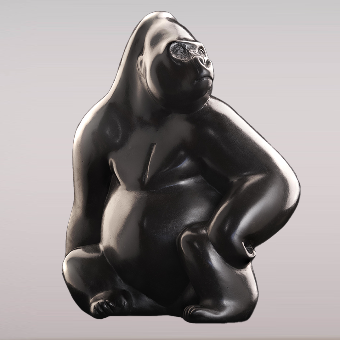 Cette image représente une sculpture en forme de gorille de l'artiste Michel Bassompierre et se nomme "Le Dominant n°2". Réalisée en bronze à la cire perdue, elle mesure 26 x 26 x 17 cm, de couleur noire et est exposée à la Galerie Montmartre à Paris, France.