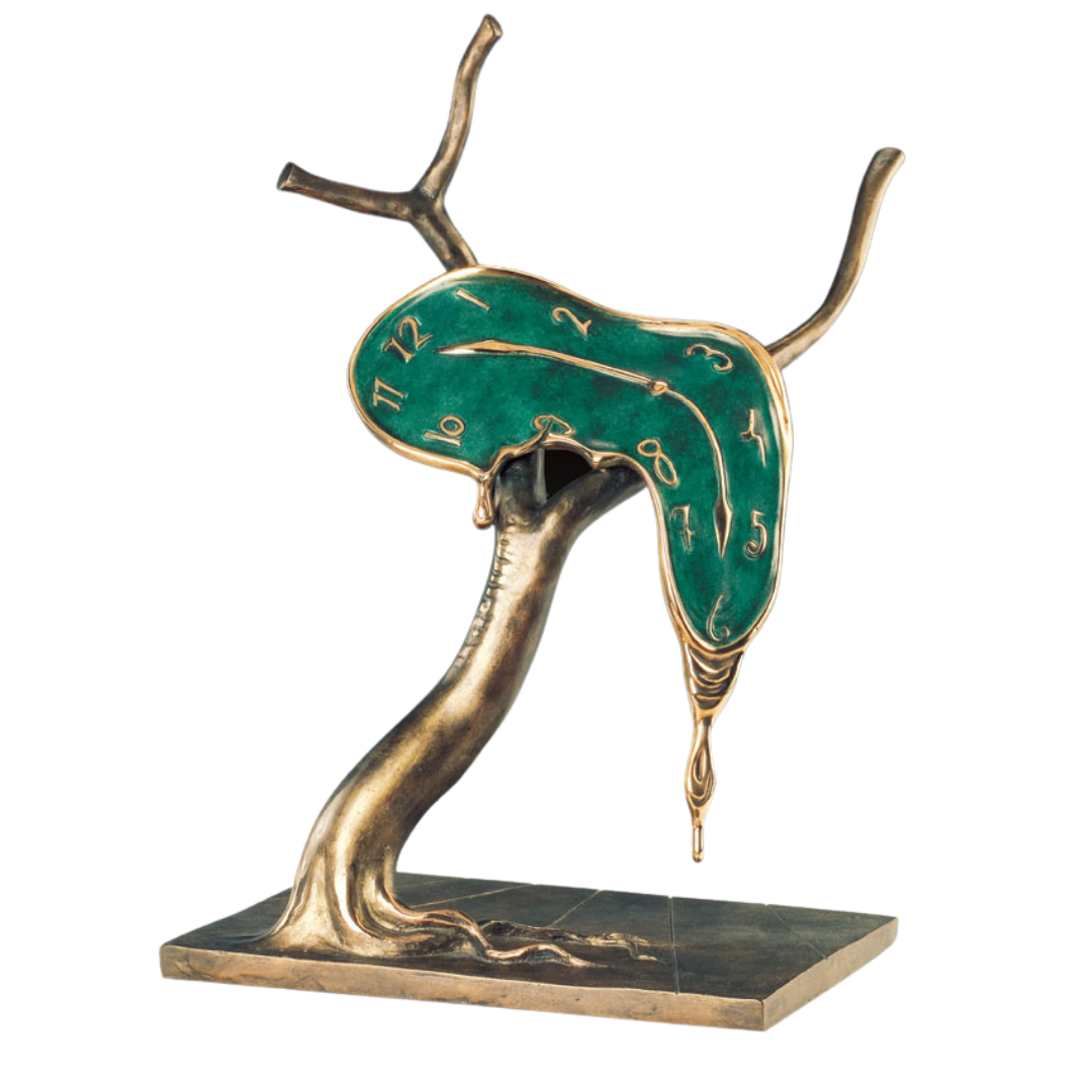 Cette image représente une sculpture de l'artiste Salvador Dalí intitulée "Profil du Temps" Réalisée en bronze à la cire perdue, elle représente une horloge fondue sur un arbres à deux branches, aux couleurs vertes et dorées avec un socle. Elle mesure 51 cm et est exposée à la Galerie Montmartre à Paris, France.