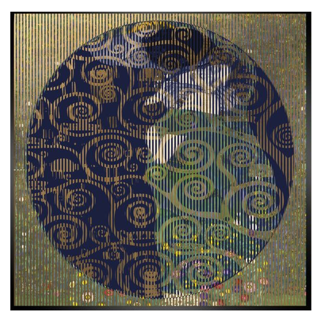 Cette image représente une œuvre cinétique de l'artiste Patrick Rubinstein intitulée Klimtoman. Il s'agit d'une pièce unique qui mesure 113 x 113 cm. Ce tableau représente d'une face l'œuvre "Le Baiser" de Klimt, de l'autre face des branches d'arbre de vie et en son centre, un mélange des deux. Exposée à la Galerie Montmartre à Paris, France