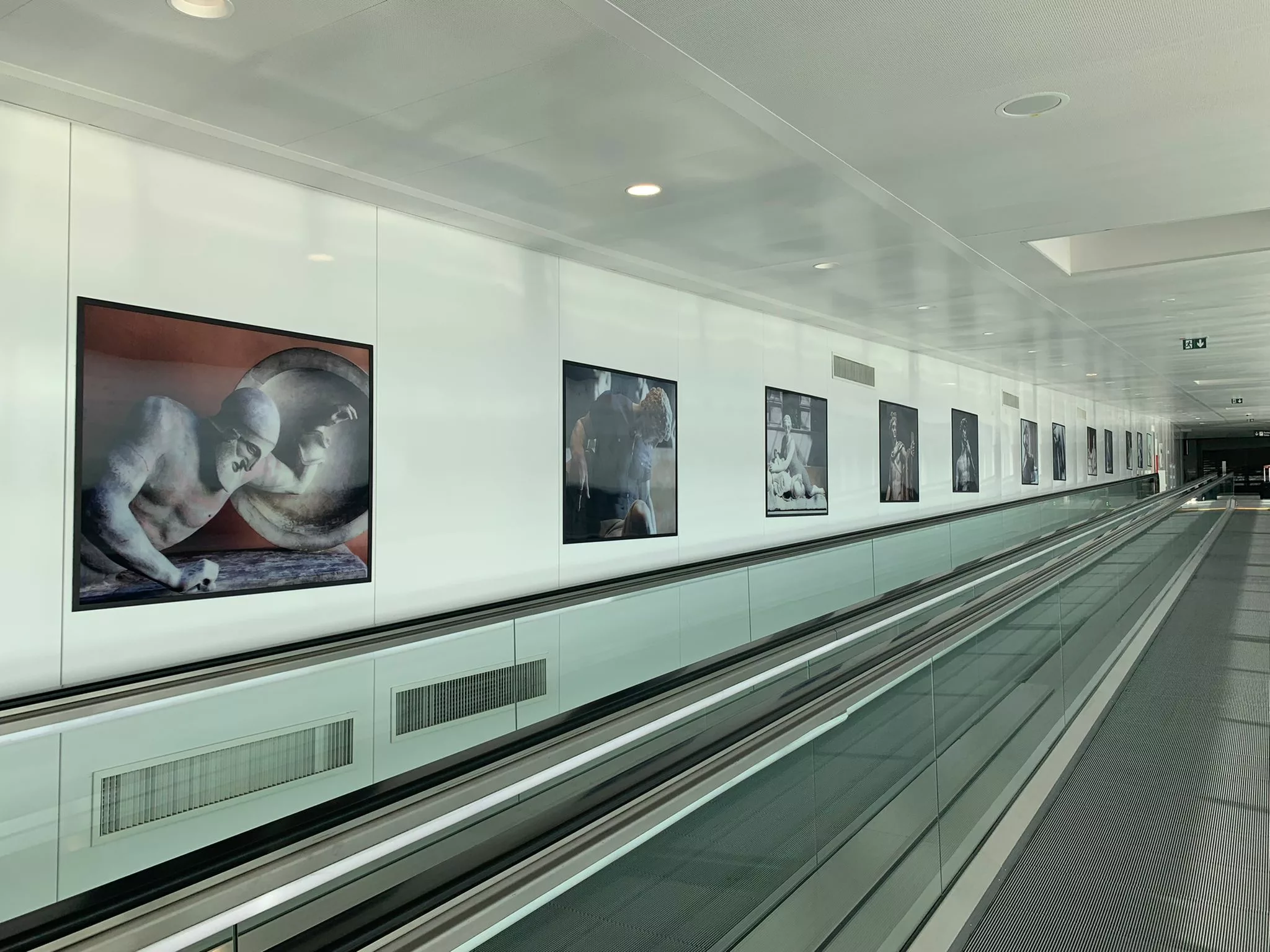Photographie de l'installation de panneaux lenticulaires de l'artiste Léo Caillard à l'aéroport de Paris Orly.