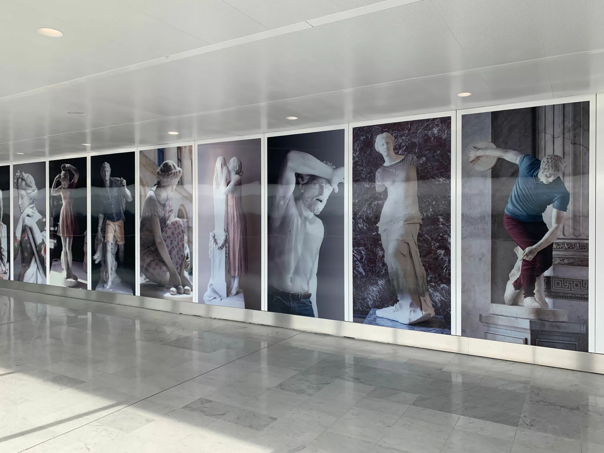 Photographie de l'installation de panneaux lenticulaires de l'artiste Léo Caillard à l'aéroport de Paris Orly.