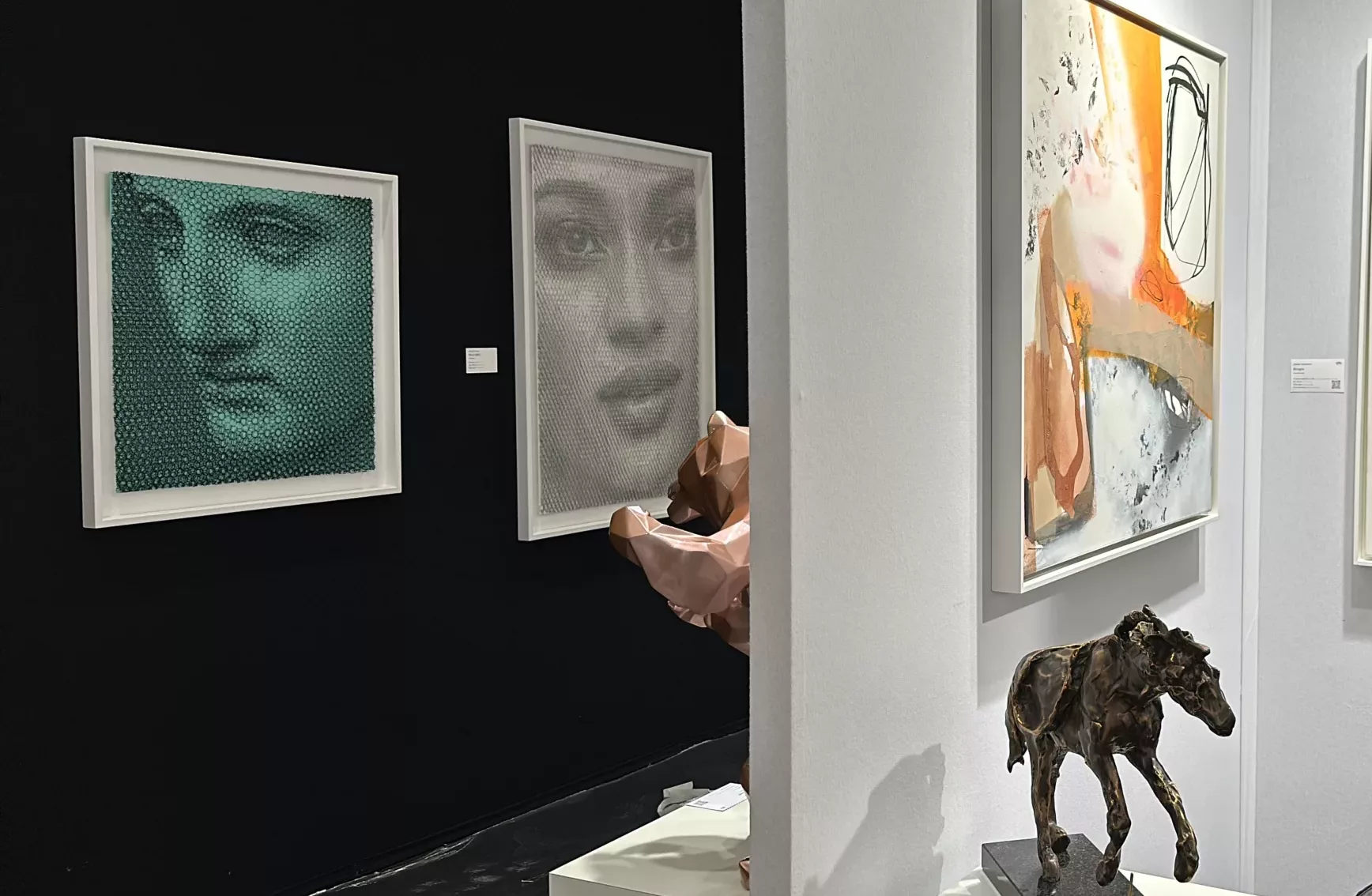 Photos du stand de la Galerie Montmartre au salon international d'art contemporain