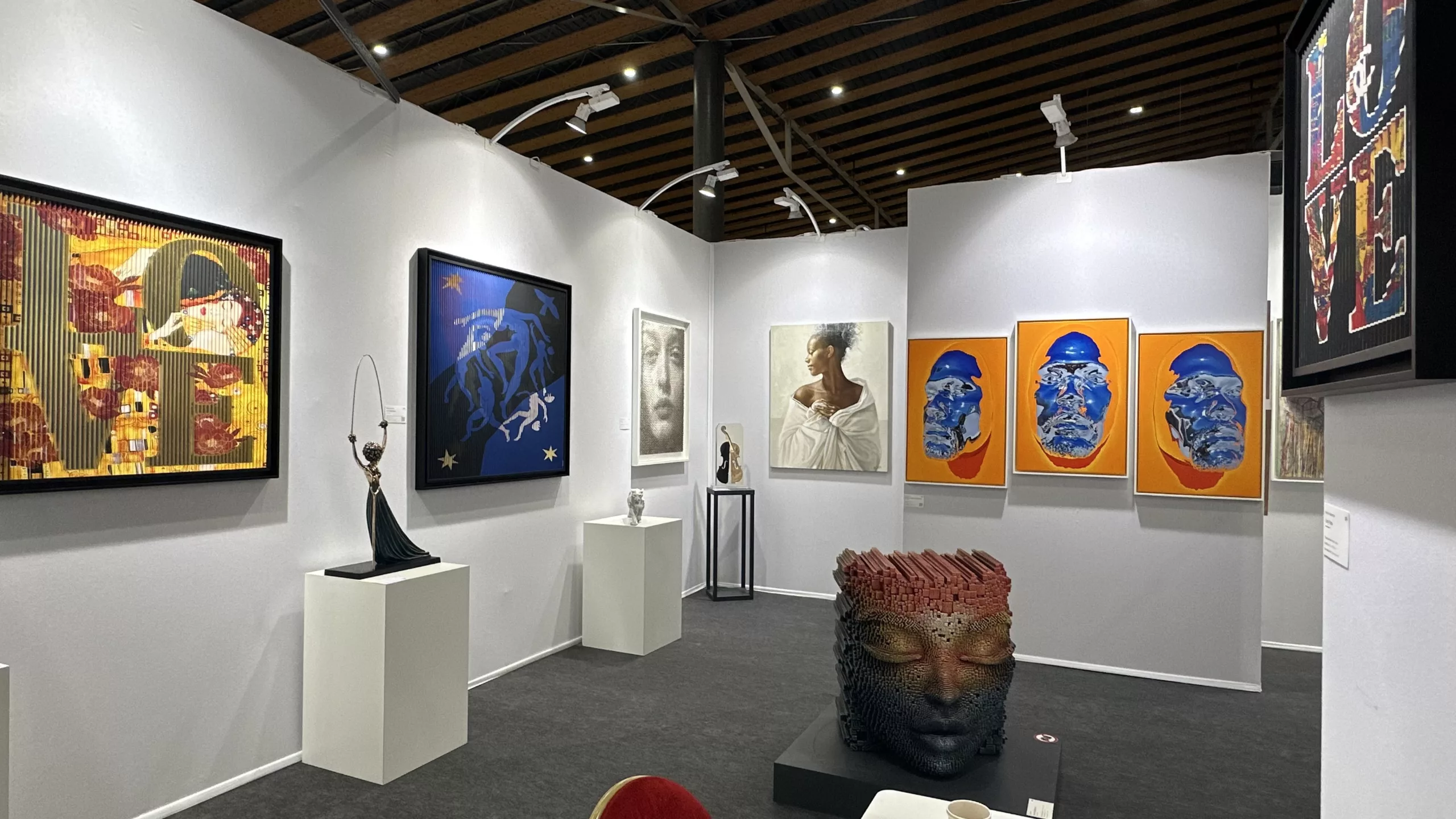 Photos du stand de la Galerie Montmartre à la foire Lille Art Up 2024